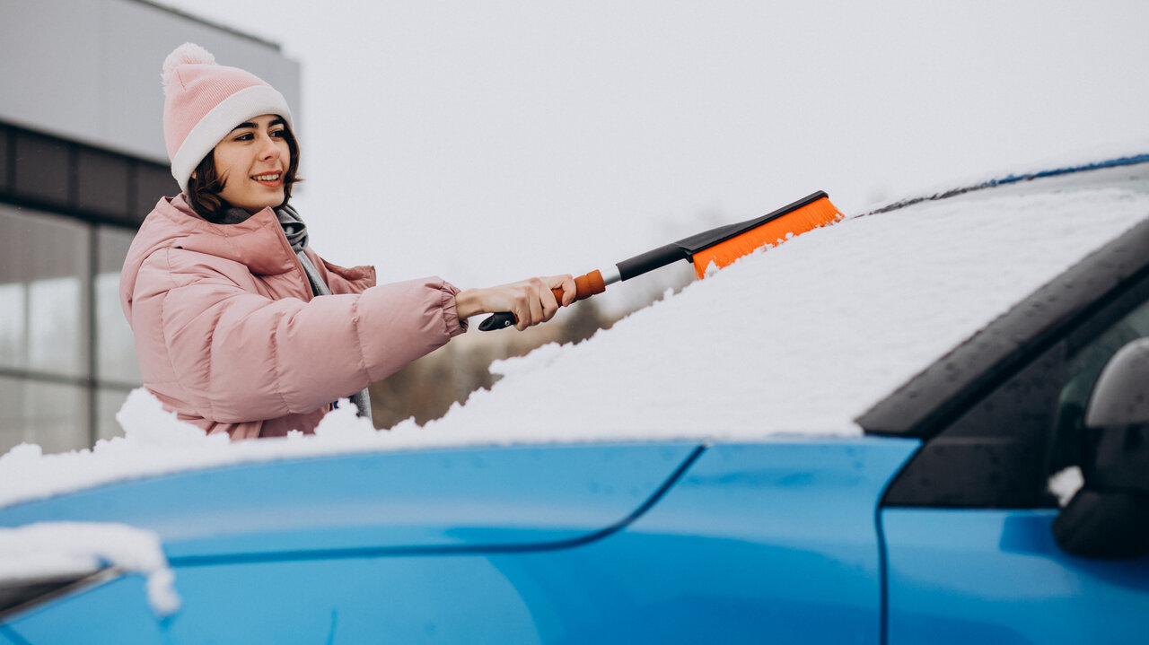 Damit die Frontscheibe jederzeit ohne Probleme von Eis und Schnee befreit werden können, ist der Scheibenkratzer oder der Schneebesen ein Must-have. Bild: Freepik