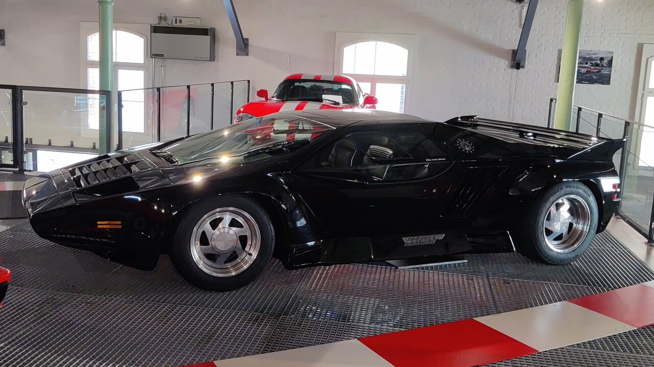 Seitenansicht des Vector W8 in der Autobau Erlebnis in Romanshorn TG