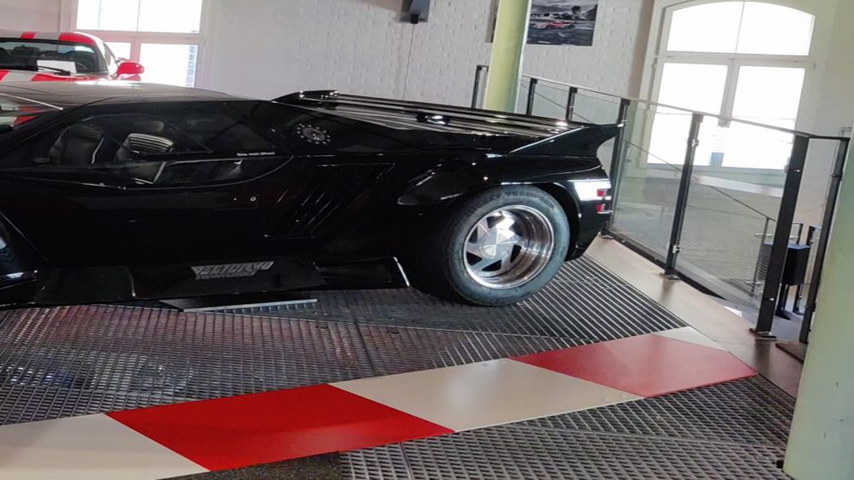 Seitenansicht des Vector W8 in der Autobau Erlebnis in Romanshorn TG