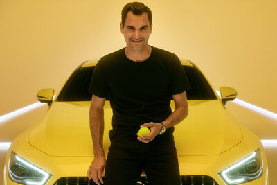 Roger Federer lehnt vor einem gelbem Mercedes-Benz