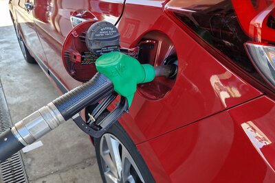 Ein Auto beim Tanken