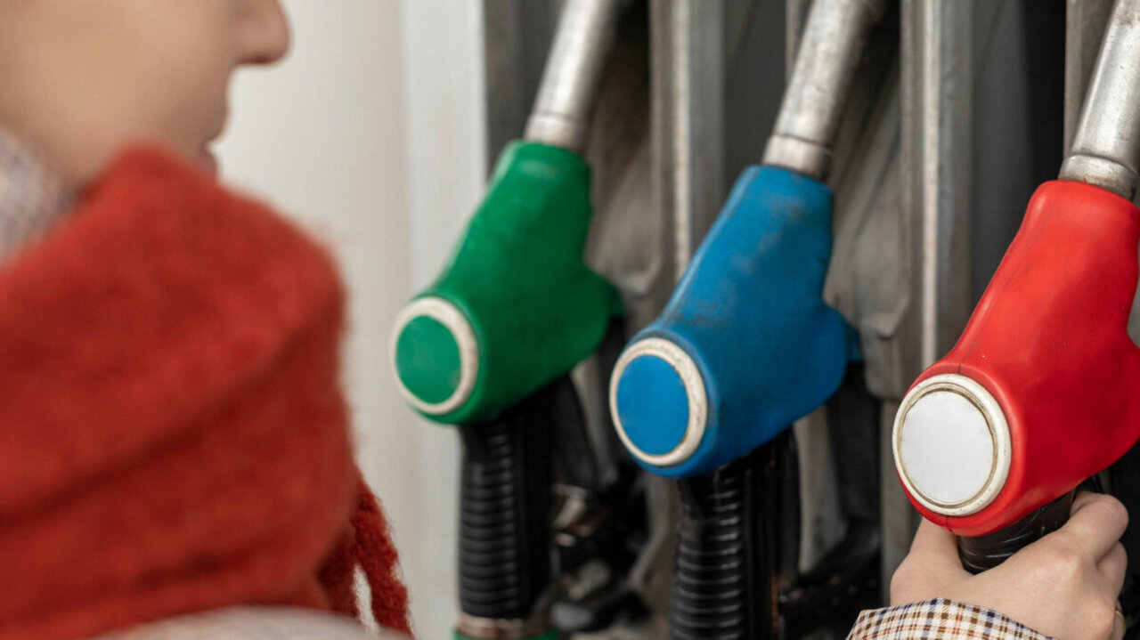 Für den Preis an der Tankstelle sind verschiedene Faktoren verantwortlich – der Rohölpreis ist nur einer davon. Bild: Freepik