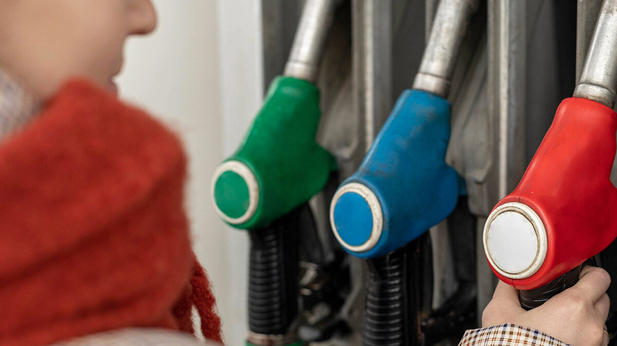 Für den Preis an der Tankstelle sind verschiedene Faktoren verantwortlich – der Rohölpreis ist nur einer davon. Bild: Freepik