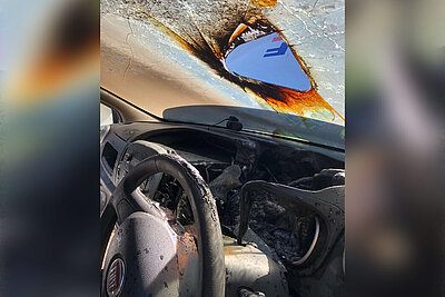 Loch in Frontscheibe durch Brand durch Sonnenbrille