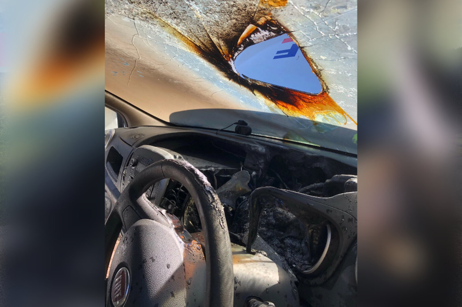 Loch in Frontscheibe durch Brand durch Sonnenbrille