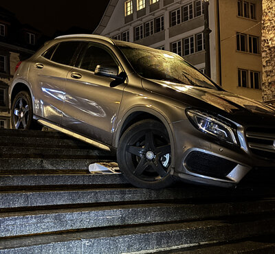 Auto landet auf Treppe in Luzern