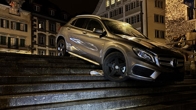 Auto landet auf Treppe in Luzern