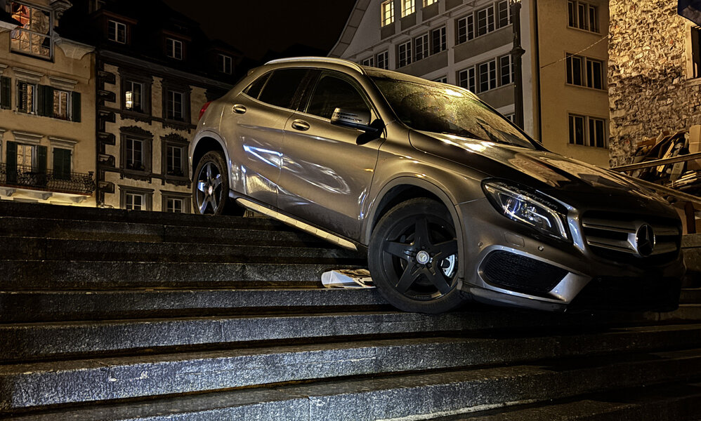 Auto landet auf Treppe in Luzern