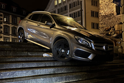 Auto landet auf Treppe in Luzern