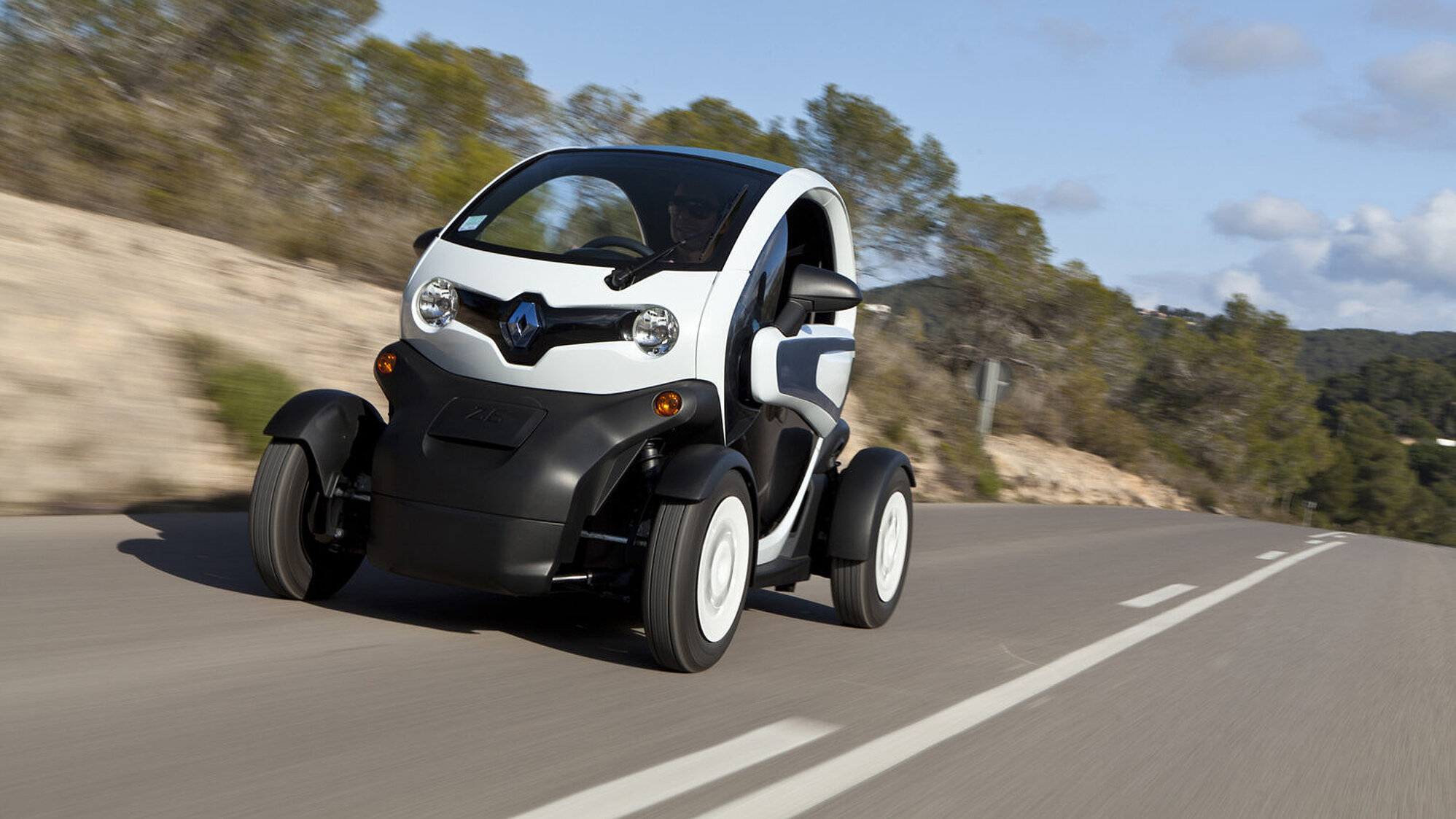 Der Renault Twizy fahrend von vorne.