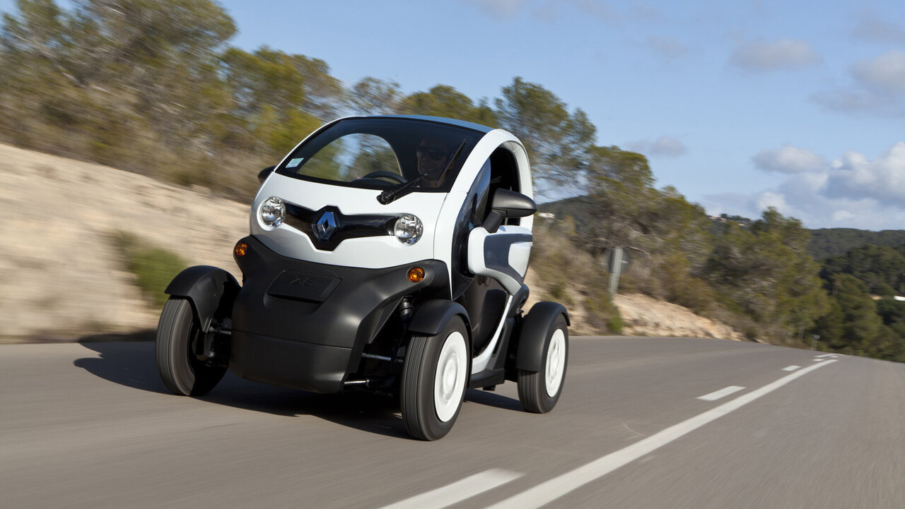 Der Renault Twizy fahrend von vorne.