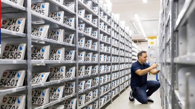 In einem Regal lagert das Strassenverkehrsamt des Kantons Zürich die Kontrollschilder.