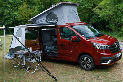 Der Renault Camper Spacenomad vorberietet zur Übernachtung mit Dusch-, Vor- und Dachzelt.