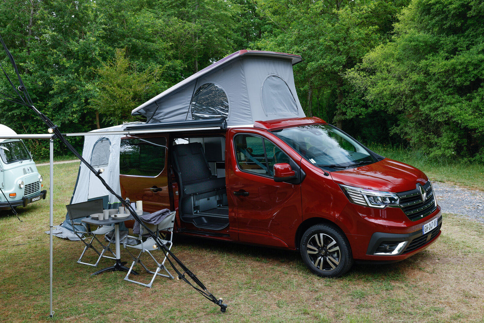 Der Renault Camper Spacenomad vorberietet zur Übernachtung mit Dusch-, Vor- und Dachzelt.