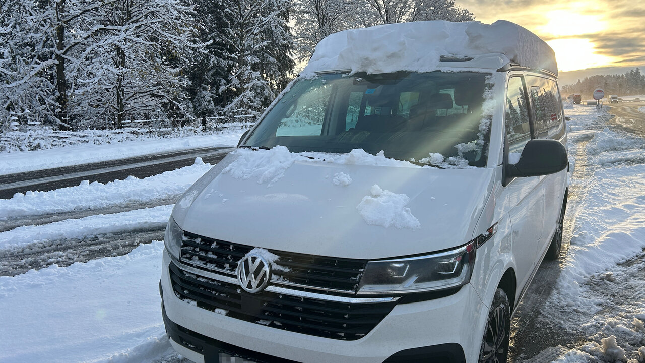 Auto mit Schnee auf dem Dach