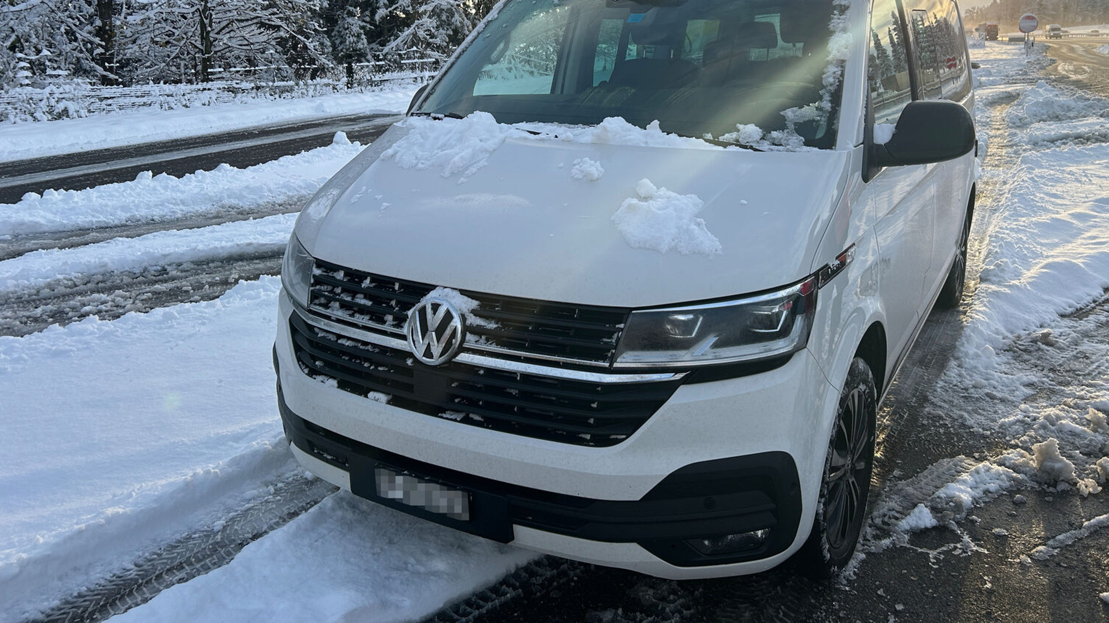 Auto mit Schnee auf dem Dach
