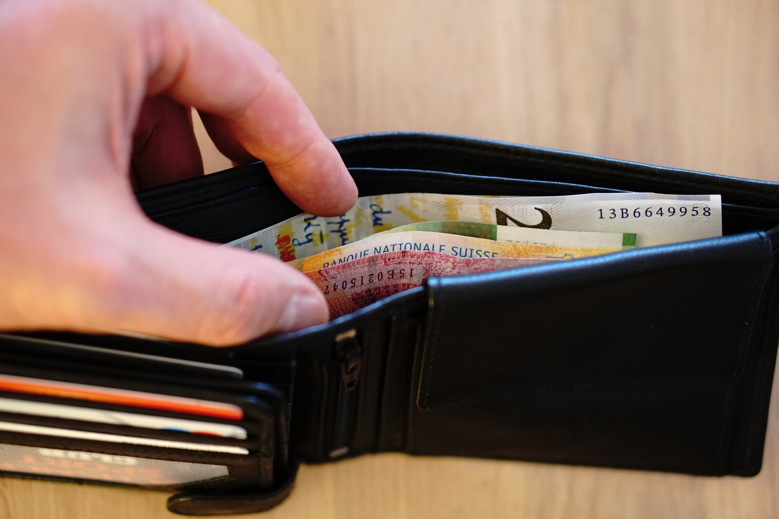 Portemonnaie mit Noten darin