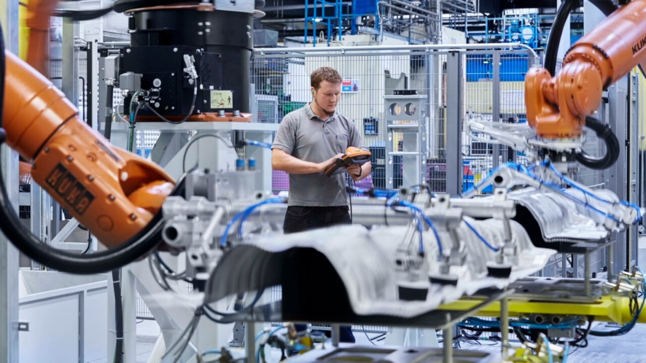 Mann in Autofabrik.