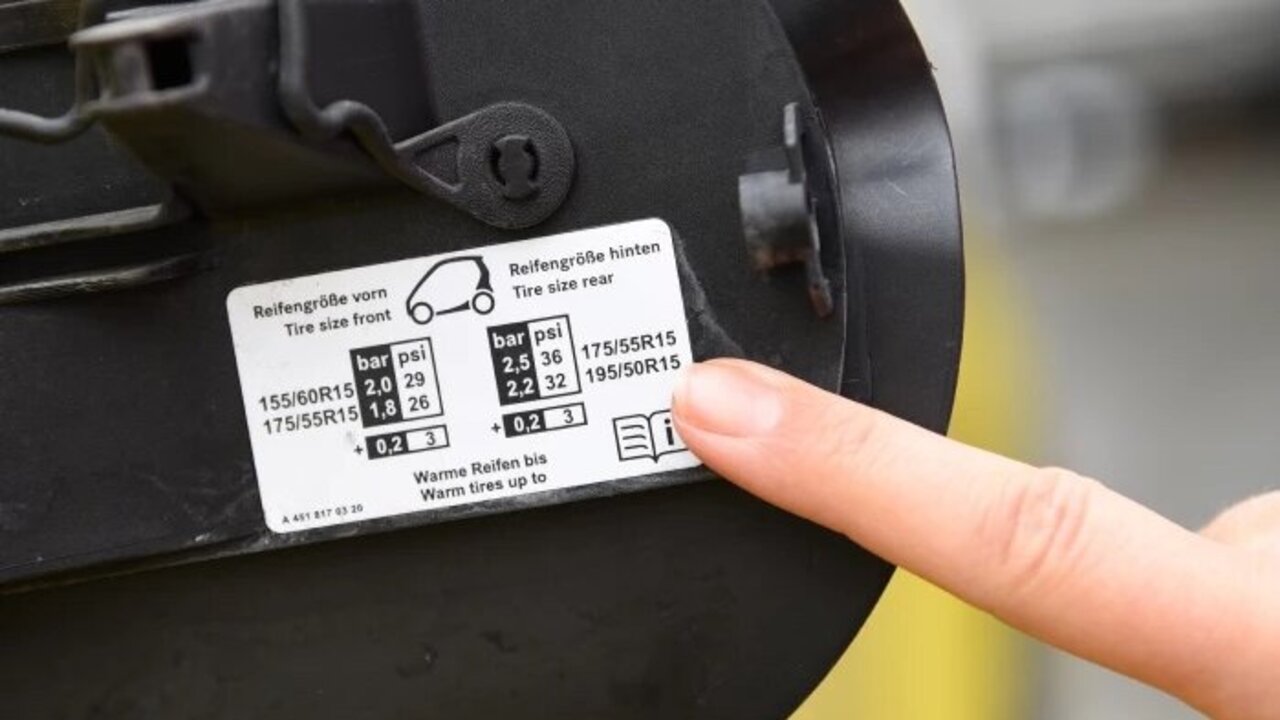 Die Hinweise für den richtigen Reifendruck findet man beim Tankdeckel oder bei der Fahrertüre. Bild: Zvg
