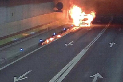 Das Fahrzeug fing gegen 8.30 Uhr Feuer. Der Fahrer wurde dabei erheblich verletzt. Bild: Kantonspolizei URI