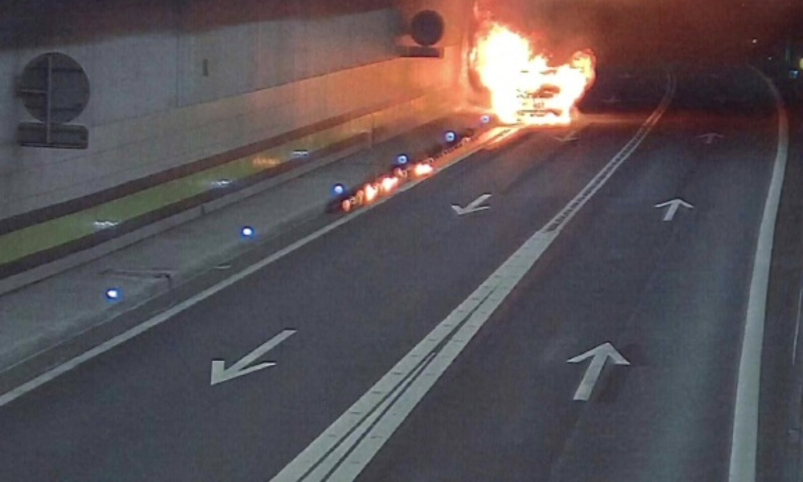 Das Fahrzeug fing gegen 8.30 Uhr Feuer. Der Fahrer wurde dabei erheblich verletzt. Bild: Kantonspolizei URI