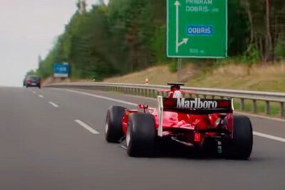 Der Formel-Bolide auf der tschechischen Autobahn. Bild: Youtube
