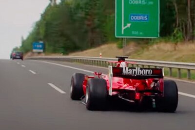 Der Formel-Bolide auf der tschechischen Autobahn. Bild: Youtube