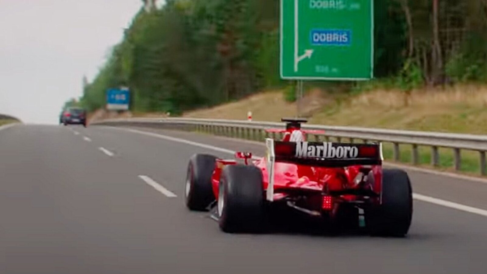 Formel-Rennwagen auf der tschechischen Autobahn
