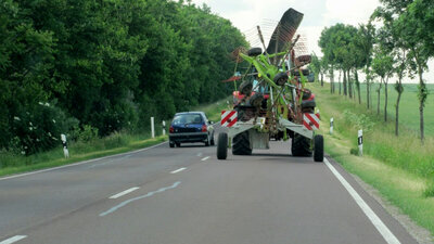 Wann darf ich einen Traktor überholen? Bei einer gestrichelten Mittellinie ist das mit der nötigen Vorsicht erlaubt. Was gilt aber bei einer ausgezogenen Sicherheitslinie? Bild: Zvg