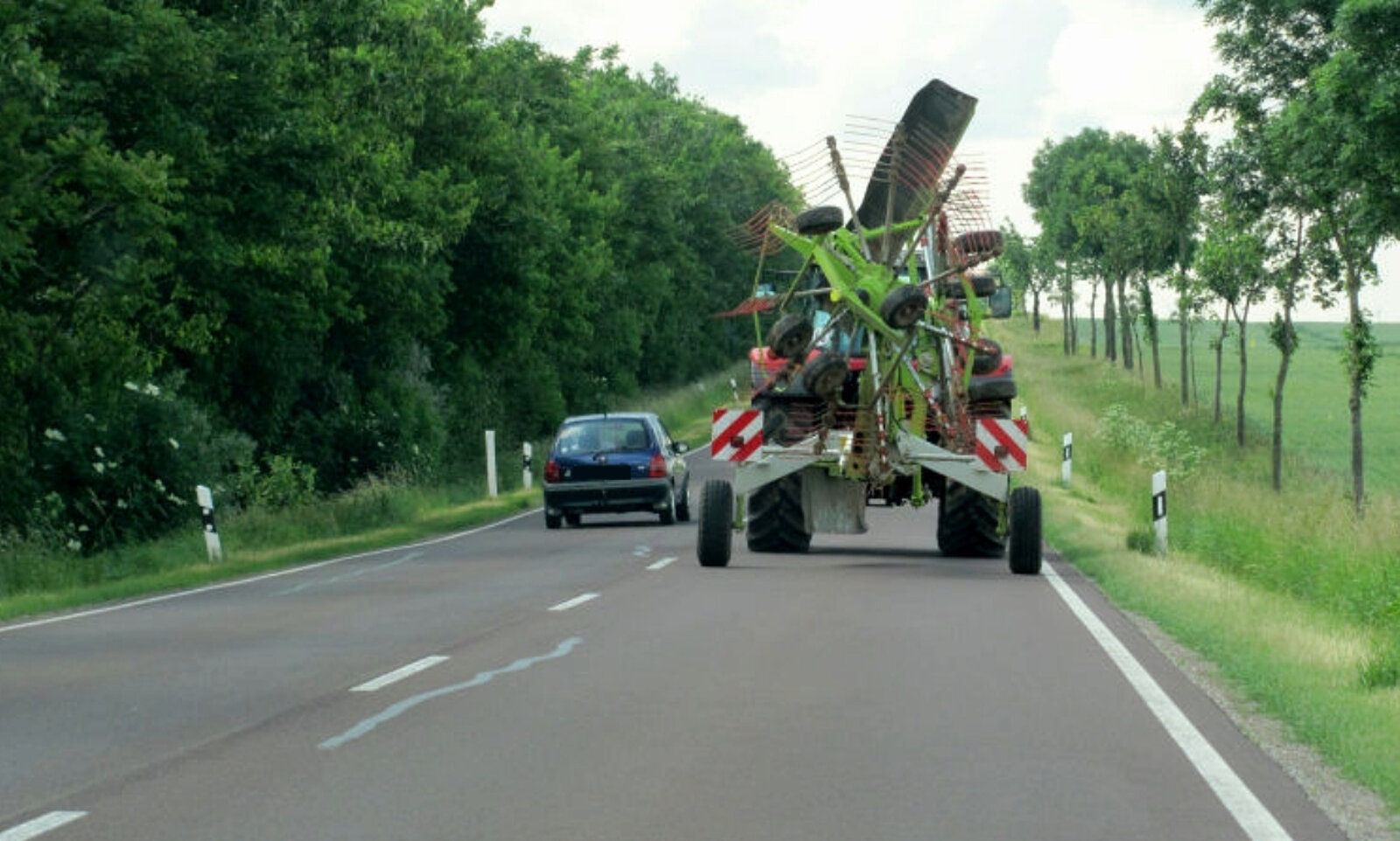 Wann darf ich einen Traktor überholen? Bei einer gestrichelten Mittellinie ist das mit der nötigen Vorsicht erlaubt. Was gilt aber bei einer ausgezogenen Sicherheitslinie? Bild: Zvg