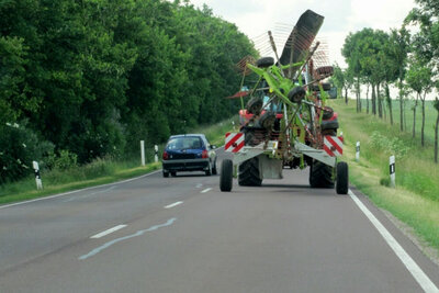 Wann darf ich einen Traktor überholen? Bei einer gestrichelten Mittellinie ist das mit der nötigen Vorsicht erlaubt. Was gilt aber bei einer ausgezogenen Sicherheitslinie? Bild: Zvg