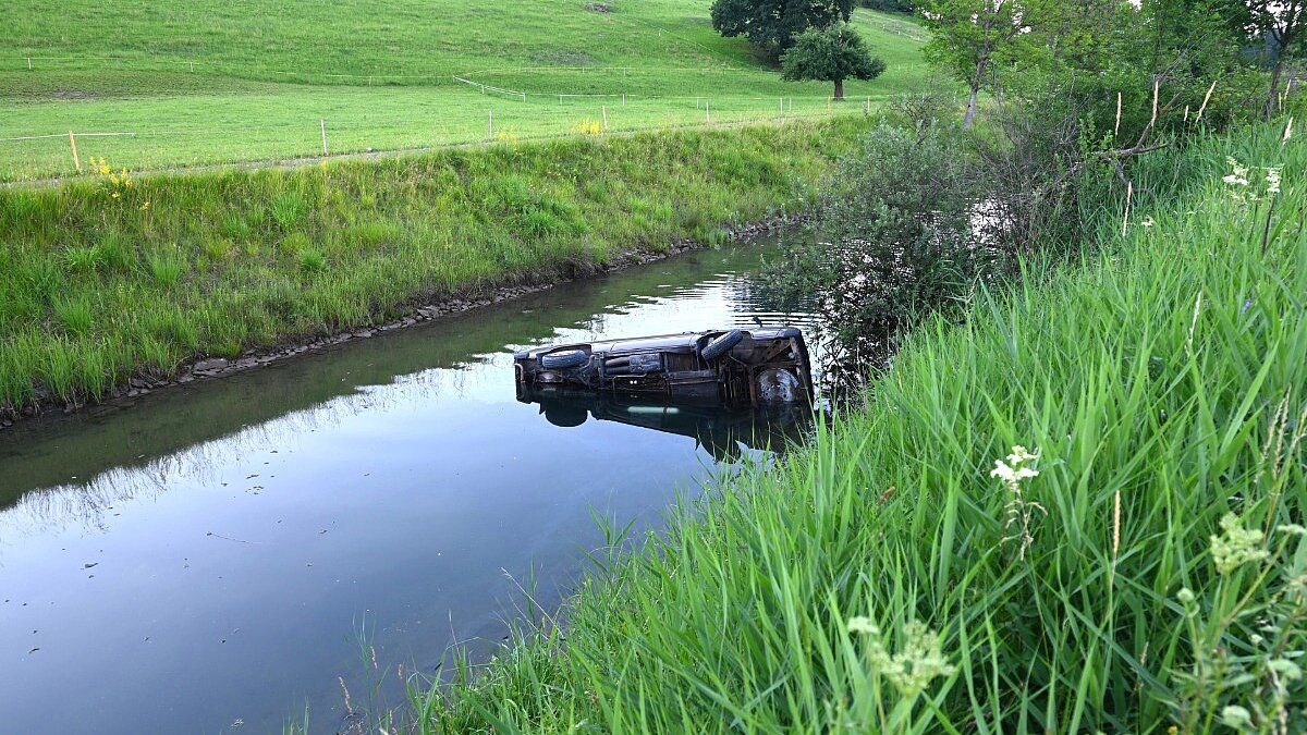 Der Wagen versank fast vollständig im Wasser. Bild: Kantonspolizei St. Gallen