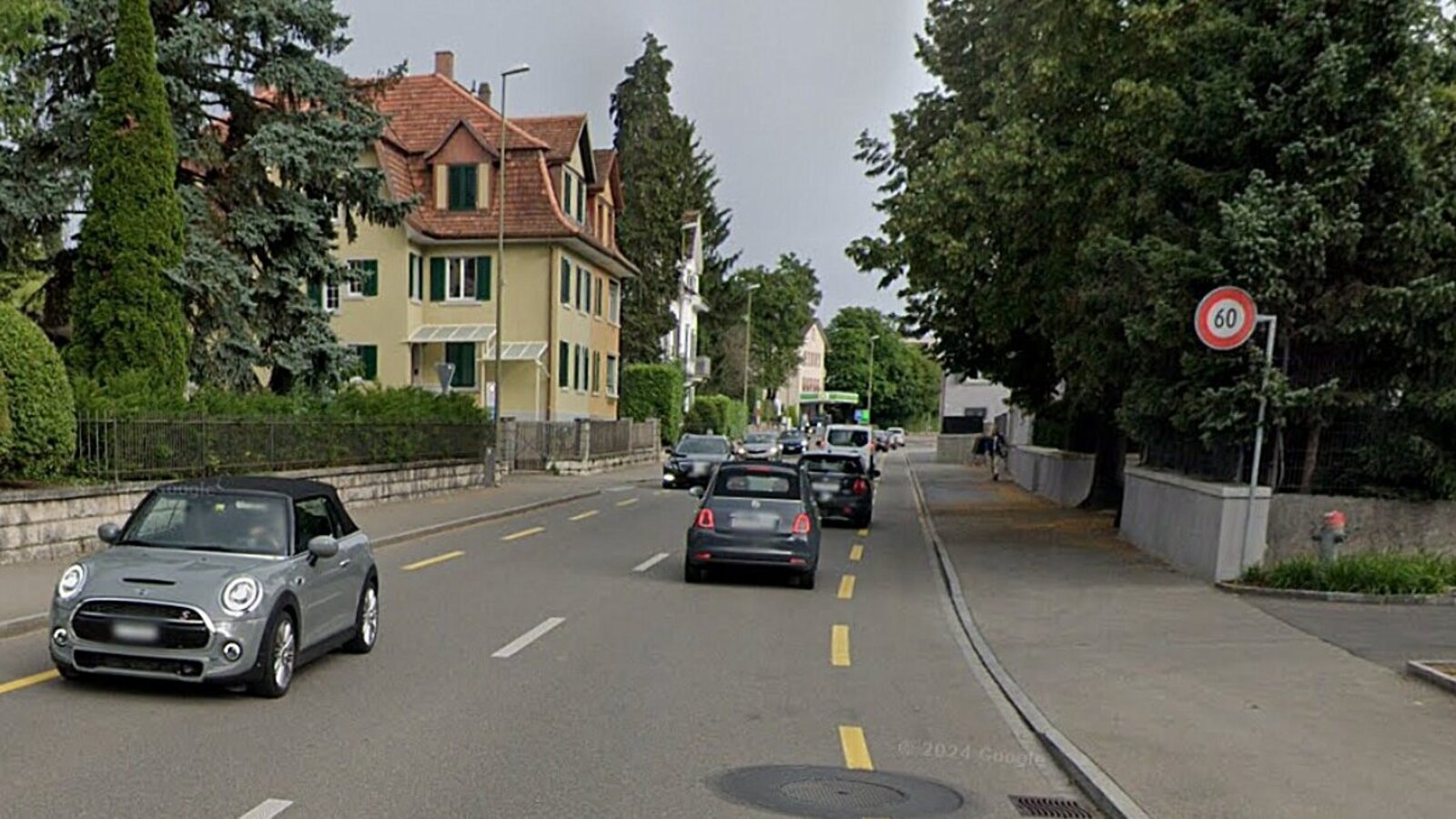 Seit 31. Juli 2025 ist diese Tempolimite nicht mehr aktuell: Auf der Seestrasse zwischen Erlenbach und Zürich gilt jetzt Tempo 50. Bild: Google Maps