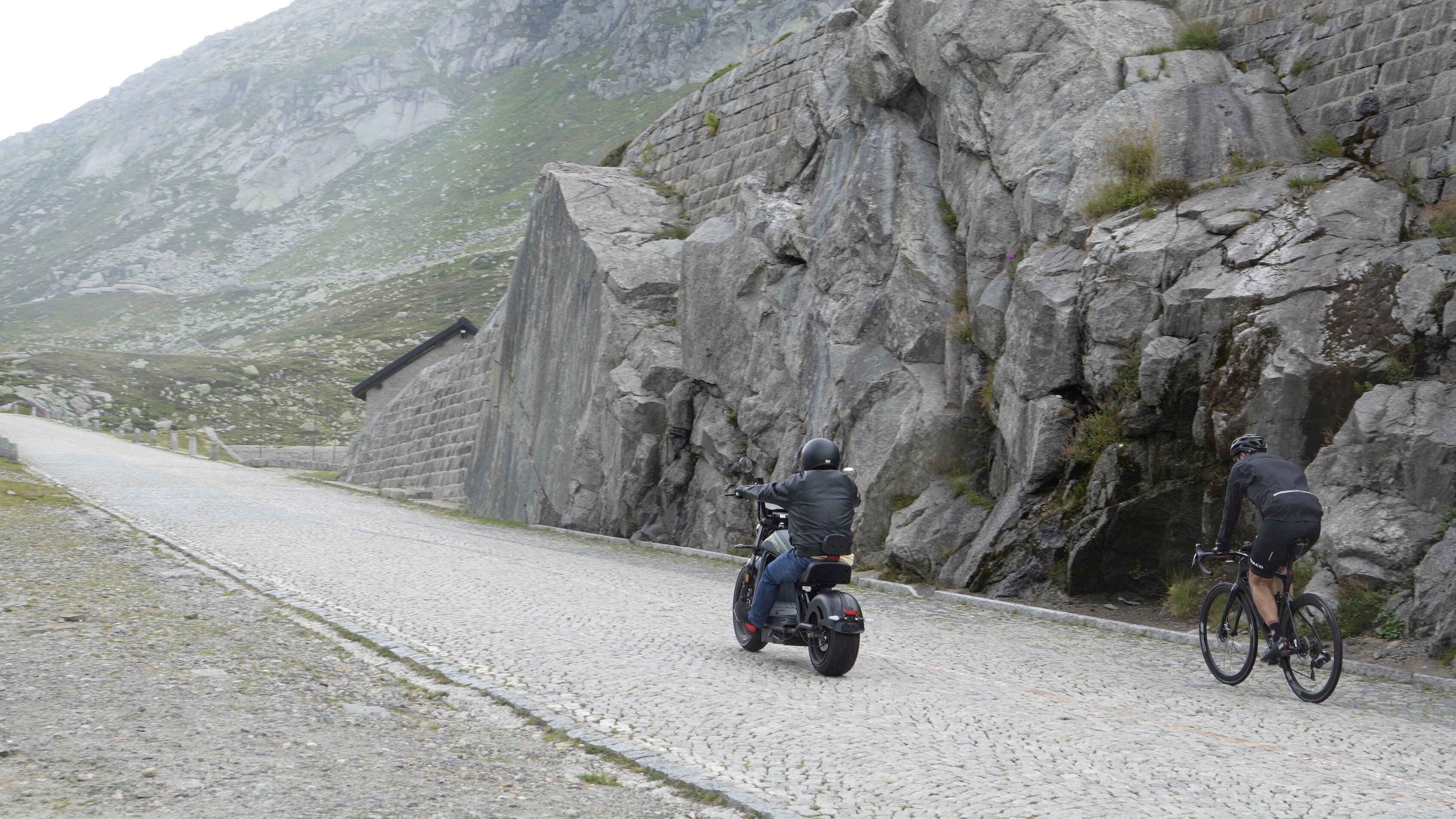 Ridelec Ghostbiker überholt auf dem Weg zum Gotthard einen Velofahrer