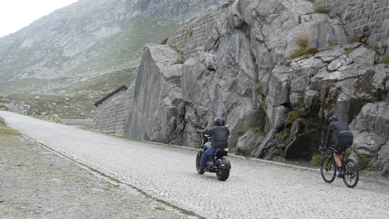Ridelec Ghostbiker überholt auf dem Weg zum Gotthard einen Velofahrer