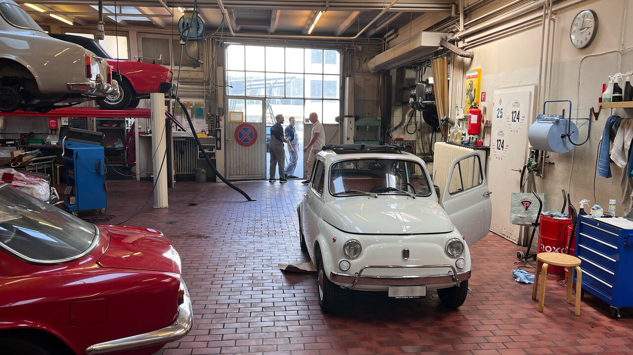 Die 5-köpfige Crew der Garage «Speich Classic Cars» kümmert sich liebevoll um die klassischen Fahrzeuge.