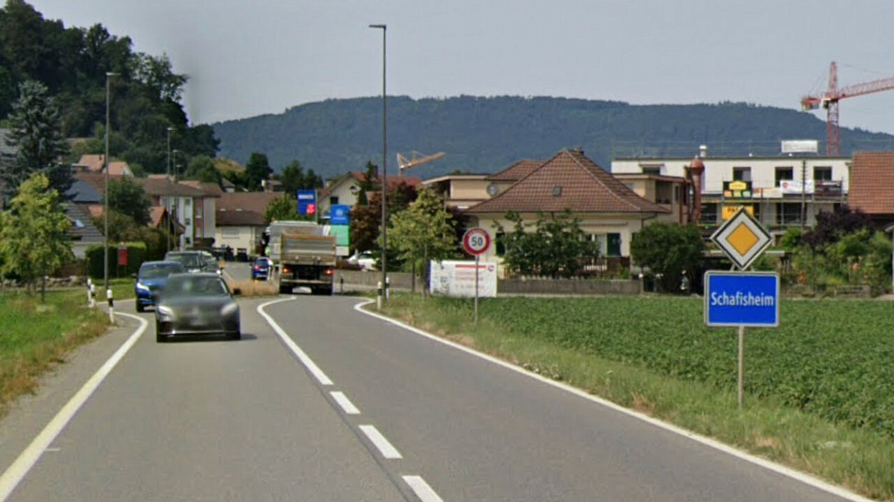 1. Zuerst wird der Algerier mit einem Komplizen im Kanton Aargau aktiv. Am 15.5.2023 verschafft er sich in Schafisheim Zugang zu einer unverschlossenen Garage und dringt dort in einen parkierten BMW X3 ein. Sie finden keine Beute. Bild: Google Maps