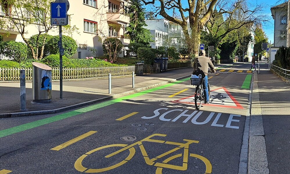 Der in Zürich-Schwammendingen geplanten Velovorzugsroute sollen viele Parkplätze zum Opfer fallen. Bild: Stadt Zürich