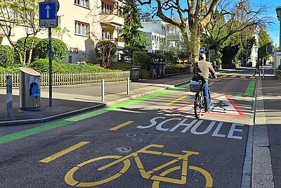 Der in Zürich-Schwammendingen geplanten Velovorzugsroute sollen viele Parkplätze zum Opfer fallen. Bild: Stadt Zürich