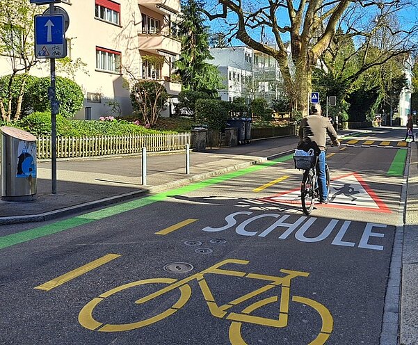 Der in Zürich-Schwammendingen geplanten Velovorzugsroute sollen viele Parkplätze zum Opfer fallen. Bild: Stadt Zürich