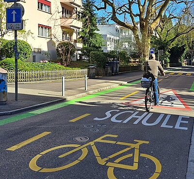 Der in Zürich-Schwammendingen geplanten Velovorzugsroute sollen viele Parkplätze zum Opfer fallen. Bild: Stadt Zürich