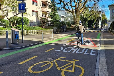 Der in Zürich-Schwammendingen geplanten Velovorzugsroute sollen viele Parkplätze zum Opfer fallen. Bild: Stadt Zürich