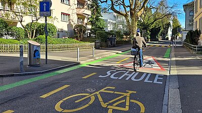 Der in Zürich-Schwammendingen geplanten Velovorzugsroute sollen viele Parkplätze zum Opfer fallen. Bild: Stadt Zürich
