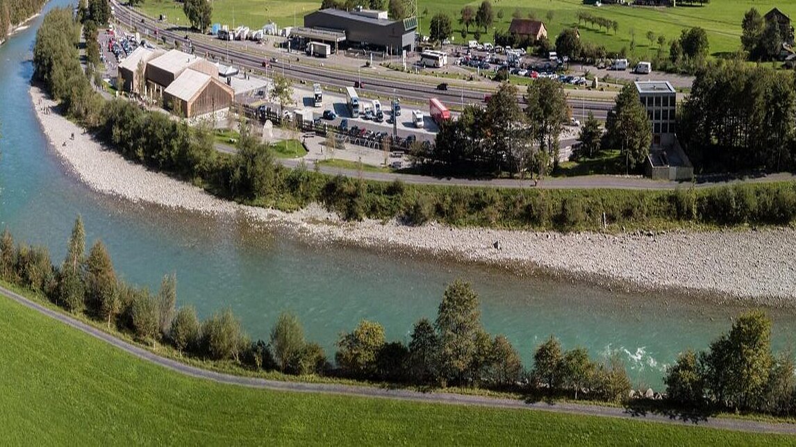 Blick auf die Autobahnraststätte Gotthard Nord UR