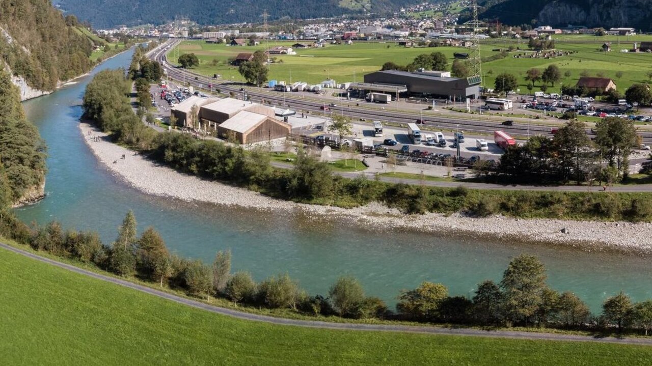 Blick auf die Autobahnraststätte Gotthard Nord UR