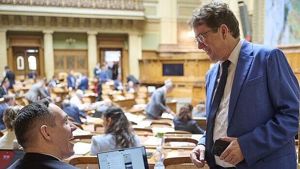 Verkehrsminister Albert Rösti (SVP) plant weitere Ausbauprojekte. So unterstützt er die Forderung nach einem generellen Ausbau der A1 zwischen Genf und Lausanne sowie Zürich und Bern auf sechs Spuren.