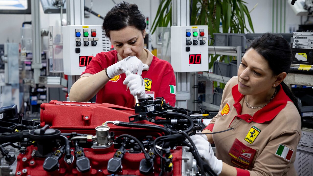 Zwei Mechanikerinnen arbeiten an einem Ferrarimotor