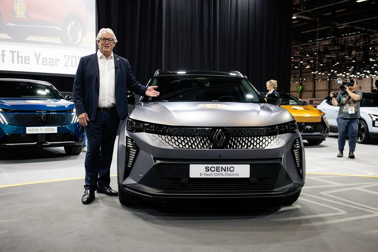 Jury-Präsident Søren Rasmussen mit demSieger-Auto Renault Scenic
