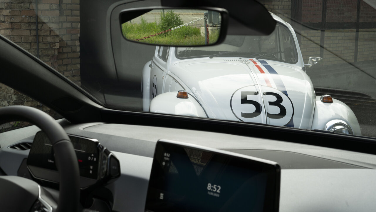VW Käfer aus dem ID3 fotografiert