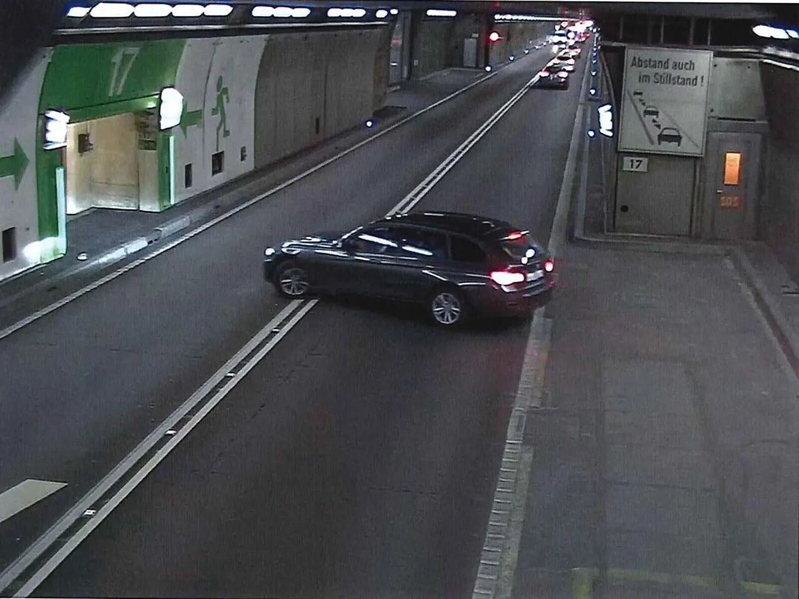 Auto im Gotthard Strassentunnel am kehren